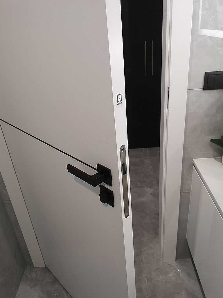 Drzwi z czarną intarsją Poznań 07